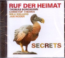 RUF DER HEIMAT :  SECRETS  (JAZZWERKSTATT)

La formazione Ruf Der Heimat  nata nel 1992 e nel corso degli anni molti sono i musicisti che si sono alternati al suo interno tra i quali Ernst-Ludwig Petrowsky, Peter Broetzmann e Heinz Sauer. Oggi il quartetto comprende Thomas Borgmann (sax soprano, sopranino, tenore e armonica), Christof Thewes (trombone, giochi), Willi Kellers (batteria, steeldrum, percussioni) e Jan Roder (contrabbasso). Nel tempo la musica dei Ruf Der Heimat  cambiata, ma  sempre rimasta brillante, caratterizzata da melodie polifoniche e ritmi pulsanti. Il nuovo disco della formazione, Secrets, propone tutti originali dei membri della band, interpretati con passione ed intensit dai quattro eccellenti musicisti che dimostrano di essere uniti da un sodalizio artistico davvero molto forte. Nata dopo pochi anni dalla caduta del muro di Berlino, Ruf Der Heimat  un campo elettrico a corrente continua capace, come avviene in Secrets, di fare scintille!