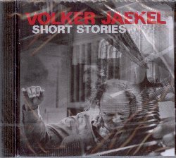 JAEKEL VOLKER :  SHORT STORIES  (JAZZWERKSTATT)

Il pianista, organista e compositore tedesco Volker Jaekel propone Short Stories, il suo nuovo lavoro per solo pianoforte. Forse il modo migliore per capire il significato di questo disco  lasciare parlare l'artista stesso: All'inizio di marzo 2020 ho proposto il mio nuovo set, Short Stories, con un concerto all'interno della chiesa Kulturkirche Nikodemus di Berlino. La cosa di cui non mi ero reso conto quella sera  che sarebbe stata la mia ultima esibizione da solista prima che il mondo si chiudesse. Poco dopo, quasi tutte le mie esibizioni per il 2020 sono state cancellate ed il mondo intorno a me sembrava andare in pezzi. Non avrei mai immaginato che un anno dopo, nella primavera del 2021, ai musicisti non sarebbe stato ancora permesso di esibirsi per il pubblico dal vivo. Questo momento  stato e rimane straordinario. A volte il silenzio  ristoratore, altre  insopportabile. Nei miei racconti, rivisito i ricordi di viaggi stimolanti e il tipo di incontri che ci fanno prendere vita, tutto ci che  e sar cos prezioso per noi in questi tempi insoliti. Con otto originali del pianista, Short Stories  un album in cui  possibile apprezzare la grande abilit musicale e compositiva di Volker Jaekel.