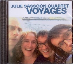 SASSOON JULIE :  VOYAGES  (JAZZWERKSTATT)

La pianista e compositrice Julie Sassoon, insieme al suo quartetto che comprende Lothar Ohlmeier (sax tenore e clarinetto basso), Meinrad Kneer (contrabbasso) e Rudi Fischerlehner (batteria), presenta il suo nuovo disco intitolato Voyages. Gi nel burrascoso brano d'apertura, Missed Calls, Sassoon propone un suo assolo al pianoforte oscuro e penetrante che lascia intuire l'atmosfera che domina l'intero album. I brani sono tutte composizioni originali di Julie Sassoon caratterizzate da un'architettura bizzarra, non convenzionale e idiosincratica che crea un suono irresistibile e mai prevedibile. Voyages  un viaggio sonoro alla scoperta di prospettive musicali non ancora battute e per questo capaci di regalare all'ascoltatore grandi emozioni!