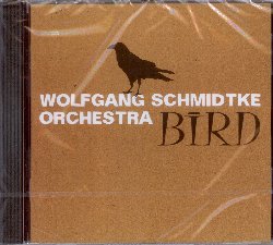 SCHMIDTKE WOLFGANG :  BIRD  (JAZZWERKSTATT)

Con Bird, il sassofonista Wolfgang Schmidtke e la sua orchestra propongono all'ascoltatore un viaggio nell'universo sonoro di uno dei pi grandi musicisti di sempre, Charlie Parker, che con le sue idee melodiche ha probabilmente plasmato il vocabolario del jazz pi di chiunque altro. Racconta Schmidtke: Charlie Parker ha contribuito cos tanto alla sintassi ed alla grammatica del jazz che oggi non esiste musicista jazz contemporaneo che non sia influenzato in qualche modo dal gergo di Bird. Ovviamente ogni lingua deve poter cambiare con i tempi, altrimenti non potrebbe descrivere l'atmosfera, la realt del presente. Questa mutevolezza e la volont di cambiare  ci che rende il dialetto di Charlie Parker cos speciale. La sua lungimiranza armonica e la sua raffinatezza ritmica hanno avuto un effetto davvero sconvolgente nel loro tempo. E' un grande piacere dedicarsi alle sue linee melodiche. Dobbiamo a Bird di trasferirli nel presente. La tracklist comprende Yardbird Suite, Confirmation e Relaxin' at Camarillo di Charlie Parker, Anthropology di Parker, Dizzy Gillespie e Joe Bishop, oltre a tre originali di Wolfgang Schmidtke.