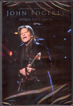 FOGERTY JOHN :  DVD / AUSTIN CITY LIMITS  (MC RECORDS)

Ci sono artisti straordinari che hanno scritto pagine importanti della storia del rock'n'roll, musicisti che hanno dedicato cuore ed anima alla loro arte, che hanno conquistato il pubblico per poi eclissarsi: John Fogerty  uno di questi. Durante gli anni '60 egli fond, insieme al fratello, la band Creedence Clearwater Revival e, con canzoni che si rifacevano alla genuina semplicit del folk, difese la tradizione musicale americana. Tra il 1968 ed il 1972 i quattro californiani registrarono 4 album che vendettero pi di 100 milioni di copie, lasciando alla storia del rock alcuni dei suoi classici pi belli. Purtroppo per i diritti editoriali di Fogerty furono trattenuti, a causa di un contratto scandaloso, dalla Fantasy Records. Fu per questo motivo che il musicista e cantante americano si rifiut di suonare le sue canzoni per almeno trent'anni. Solo dopo la vendita dell'etichetta e l'accordo con i nuovi proprietari, Fogerty inizi a suonare nuovamente il suo enorme repertorio. Austin City Limits propone la registrazione live del concerto che l'artista ha tenuto ad Austin, in Texas, il 10 agosto del 2004. Il dvd mostra al pubblico un Fogerty nel bel mezzo della sua seconda primavera musicale, con un'energia infinita che viene subito trasmessa al pubblico. Austin City Limits celebra il ritorno di John Fogerty insieme ad una band superba, mostrando al pubblico uno dei revival pi riusciti di tutto il panorama musicale.