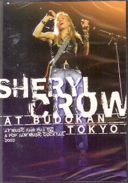 CROW SHERYL :  DVD / AT BUDOKAN TOKYO  (MC RECORDS)

Voce potente, fraseggio solido ed un'incredibile versatilit sono solo alcune delle caratteristiche della cantautrice americana del Missouri Sheryl Crow. Il suo primo album Tuesday Night Music Club del 1993 fu subito disco di platino ed in quel periodo non c'era modo di sfuggire alla sua hit All I Wanna Do (Is Have Some Fun). Il secondo album Sheryl Crow del 1996 vinse due Grammy come miglior album rock e migliore performance rock femminile. Intanto la cantautrice impar a suonare diversi strumenti, migliorando la gi ottima qualit delle proprie performances: i brani continuano ad affondare le radici nella tradizione americana del folk rock, ma si fanno pi limpidi, con testi pi personali e d'atmosfera. Nel 2002, in occasione del tour per l'album C'Mon C'Mon, Sheryl Crow si rec in Giappone: il dvd At Budokan Tokyo propone la registrazione live dell'esibizione della cantautrice al leggendario Budokan di Tokyo. Con un'arena al completo, Sheryl Crow regala al pubblico uno spettacolo straordinario che comprende successi come Steve McQueen, Everyday is a Winding Road, All I Wanna Do, Safe and Sound e tante altre ancora.