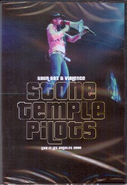 STONE TEMPLE PILOTS :  DVD / SOUR SEX & VIOLENCE  (MC RECORDS)

La band Stone Temple Pilots � nata nel 1992 a Los Angeles ed ha il grande merito di aver portato il grunge dalla zona di Seattle nei club di Los Angeles e da l� fino ai grandi stadi. Nel loro brillante hard rock si sentono le influenze di grandi band degli anni '70 come i Led Zeppelin o i Kiss, ma si notano anche richiami ai Pearl Jam, ad Alice in Chains ed ai Soundgarden. Unendo le sonorit� heavy della chitarra rock con l'atteggiamento pi� frivolo e leggero del punk, gli Stone Temple Pilots hanno conquistato pubblico e critica, arrivando a rappresentare una delle speranze pi� grandi della scena musicale alternativa degli Stati Uniti, almeno fino a quando i problemi di droga del cantante Scott Weiland non hanno monopolizzato il dibattito intorno al gruppo. Il dvd Sour Sex & Violence propone la registrazione live del concerto che la band ha tenuto a Los Angeles il 15 marzo del 2000, uno spettacolo in cui i quattro musicisti americani danno prova di essere molto maturati rispetto alla prima parte della propria carriera. Con il suono potente delle chitarre su una sessione ritmica forte e precisa che fa da base agli eccellenti testi interpretati dalla suggestiva voce di Weiland, gli Stone Temple Pilots offrono una serata di appassionato rock.