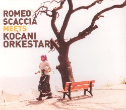 SCACCIA ROMEO / KOCANI ORKESTAR :  ROMEO SCACCIA MEETS KOCANI ORKESTAR  (MORGENLAND)

L'incontro del pianista Romeo Scaccia con la Kocani Orkestar immortalato dall'album Romeo Scaccia Meets Kocani Orkestar,  uno dei momenti pi inusuali ed eccitanti della scena musicale contemporanea. Grazie alla loro apertura mentale, questi musicisti sono stati capaci di incontrarsi e fondersi musicalmente senza compromettere le loro rispettive origini. La Kocani Orkestar, rinomata per i suoi straordinari ottoni, rappresenta il vero spirito balcanico: Kocani, cittadina da cui la formazione ha preso in prestito il nome, si trova in Macedonia vicino alla frontiera bulgara. Scaccia ha invece una preparazione classica alle spalle che sicuramente lo differenzia dai macedoni pi istintivi e spontanei, ma che non gli impedisce di assorbire elementi provenienti da jazz, tango e dal meglio del pop e di integrarli nella tradizione etnica della Kocani Orkestar. In Romeo Scaccia Meets Kocani Orkestar i musicisti dei Balcani e Scaccia sembrano esplorare territori musicali mai scoperti prima d'ora.