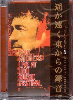 RODGERS PAUL :  DVD / AT THE UDO MUSIC FESTIVAL  (WOODSTOCK TAPES)

Nel 1968 nacque una leggendaria rock band: i Free. Il loro album di debutto Tons of Sobs  uno dei pi grandi album blues rock di sempre nonch un documento sorprendente di eccellenza musicale, soprattutto grazie alle parti vocali meravigliosamente spigolose del frontman Paul Rodgers. Anche se solo un adolescente in quel momento, Rodgers sembrava avere alle spalle un'esperienza ventennale di live performances. Il vero successo per i Free arriv nel 1970 quando pubblicarono l'album Fire and Water contente il singolo All Right Now, ancora considerato uno dei pi grandi classici della storia della musica rock. Nel 1984, molto dopo la divisione dei Free e dopo 10 anni con la band Bad Company, Rodgers cofond The Firm con Jimmy Page. Dagli anni '90 in poi Rodgers si  dedicato soprattutto alla sua carriera da solista ed in vari tour ha dato prova del valore senza tempo dell'esperienza, seppur breve, con i Free che lo hanno aiutato a diventare quello che  sempre stato agli occhi ed agli orecchi dei suoi tanti fans: una delle pi grandi voci del rock! Orfani del frontman Freddie Mercury scomparso nel 1991, nel 2005 i Queen proposero a Rodgers di essere la voce solista del gruppo nel tour europeo del 2005: la collaborazione prosegu l'anno successivo con il tour degli Stati Uniti per consolidarsi nella registrazione dell'album The Cosmos Rocks, pubblicato dai Queen nel 2008, e concludersi dopo la tourne brasiliana dell'anno successivo. Il dvd At the Udo Music Festival, registrato live il 22 luglio del 2006 a Shizuoca, in Giappone, documenta questo fortunato periodo della carriera di Paul Rodgers e propone alcuni grandi successi della carriera del cantante inglese tra cui All Right Now (con i Free), Rock Steady e Rock and Roll Fantasy (con i Bad Company), Satisfaction Garanteed (con The Firm) e tanti altri ancora.