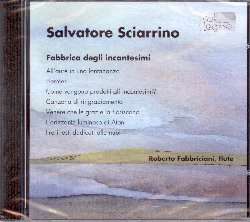 SCIARRINO SALVATORE :  FABBRICA DEGLI INCANTESIMI  (COL-LEGNO)

Sciarrino afferma che nel ciclo per flauto Fabbrica degli incantesimi (1977-1989) lo strumento viene portato in un angolo sconosciuto del mondo: questa dichiarazione diventa evidente gi dalle prime note di All'aure in una lontananza, quando il flauto appare effettivamente in un cosmo incontaminato tra suono e silenzio, suono e rumore, tra tono e le sue varie sfumature. Hermes trasporta invece l'ascoltatore in un contesto del tutto diverso, tra vita e morte, veglia e sonno: il silenzio  la culla di tutti i sogni , dice Sciarrino. In Come vengono prodotti gli incantesimi? dal nulla si va di nuovo nel nulla, con Sciarrino che si occupa della nascita della magia che lui ha scoperto in Canzona di ringraziamento quando, in alcuni punti, le diverse sfere sonore si sovrappongono e le qualit polifoniche spingono gli assoli del flauto in zone davvero magiche. Dopo ulteriori parabole artistiche in Venere che le grazie la fioriscono e la riflessioni sulla luce di L'orizzonte luminoso di Aton con l'ultimo brano, Fra i testi dedicati alle nubi, si raggiunge la fine della magia: il flauto si alza verso il cielo in una musica che  cambiamento di forma, che si trasforma in un altro pezzo che, attraverso la variet e la velocit delle trasformazioni, sembra una nuvola (Salvatore Sciarrino).