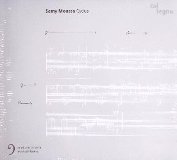 MOUSSA SAMY :  CYCLUS  (COL-LEGNO)

Gi dal primo ascolto di Cyclus  evidente che per il compositore e direttore Samy Moussa la musica  un'espressione personale e diretta, un'esperienza quasi corporea: la dimensione fisica delle sue composizioni si manifesta in modo chiaro nella loro forza travolgente. Continuando l'ascolto si percepisce anche che Moussa nelle sue opere valorizza l'energia, la forza, il gesto virile ed  come se egli volesse trafiggere piuttosto che semplicemente toccare l'ascoltatore con le sue musiche. A questo scopo Moussa lavora quasi esclusivamente con formazioni molto numerose come orchestre o grandi ensemble da camera, gli unici strumenti che gli pemettono di esprimere al meglio tutta la sua energia compositiva e la sua abilit di direttore.