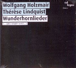 HOLZMAIR WOLFGANG / LINDQUIST THERESE :  WUNDERHORNLIEDER  (COL-LEGNO)

Des Knaben Wunderhorn (Il corno magico del fanciullo)  un ciclo di poesie e canti popolari pubblicati in tre volumi dal 1805 al 1808 da Clemens Brentano e Achim Von Armin e successivamente messi in musica da vari compositori. Probabilmente non esiste una raccolta di testi paragonabile a questa che tra 1800 e 1900 fu capace di scatenare discussioni di natura altrettanto controversa. Di tutti gli adattamenti musicali basati su questo libro di 723 testi, quelli di Gustav Mahler sono probabilmente i pi famosi, ma Des Knaben Wunderhorn fu fonte d'ispirazione anche per molti altri compositori. Wolfgang Holzmaier oltre ad essere un brillante cantante  anche un esperto scopritore di associazioni ed interrelazioni: in Wunderhornlieder si  divertito a raccogliere alcuni dei migliori adattamenti di questa opera della cultura popolare tedesca. Abilmente accompagnato nella sua intensa interpretazione da Therese Lindquist, Holzmaier mette in luce le diverse interpretazioni dei compositori spaziando tra Felix Mendelssohn (1809-1847), Robert Schumann (1810-1856), Richard Strauss (1864-1949), Gustav Mahler (1860-1911), Alexander Von Zemlinsky (1871-1942) e Arnold Schoenberg (1874-1951). Mettendo in connessione gli adattamenti musicali ispirati a questo libro di canzoni popolari con eccellenti compositori, Holzmair rivela in Wunderhornlieder un fil rouge che unisce duecento anni di storia della composizione.