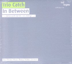 TRIO CATCH :  IN BETWEEN  (COL-LEGNO)

Il Trio Catch, ossia Boglrka Pecze (clarinetto), Eva Boesch (violoncello) e Sun-Young Nam (pianoforte) si trova a proprio agio nelle zone musicali di confine, muovendosi tra toni, suoni e rumori. Nelle note di copertina dell'album di debutto della formazione, In Between, Rainer Peters descrive la musica delle tre giovani e talentuose interpreti come una 'spedizione ai margini': con le sue creazioni il trio porta l'ascoltatore in un territorio di confine, rivelandogli le molteplici sfaccettature di trasgressioni ed abissi che sono sempre molto affascinanti, ma anche estremamente pericolose. Il paesaggio sonoro che si percepisce  pieno di sorprese, modellato da sottili dettagli e regole modificate. Con In Between il Trio Catch, insieme agli ospiti clarinettisti Sabine Meyer e Reiner Wehle, ha creato un album di riferimento per ensemble composti da clarinetto, violoncello e pianoforte, una formazione storicamente riconducibile ad autorit indiscusse e padri fondatori del genere come il giovane Ludwig van Beethoven dell'Op. 11 e Johannes Brahms degli ultimi anni con l'Op. 114. Non resta dunque che farsi ammaliare dalle note del Trio Catch e lasciarsi trasportare in un mondo affascinante fatto di strani ed inediti incontri.