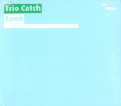 TRIO CATCH :  SANH  (COL-LEGNO)

Il Trio Catch, ossia Boglarka Pecze (clarinetto, clarinetto basso), Eva Boesch (violoncello) e Sun-Young Nam (pianoforte) propone Sanh, il nuovo album che si apre con lomonima opera dello scomparso compositore alsaziano Christophe Bertrand, qui proposta in prima mondiale. Lalbum vede al suo centro il capolavoro Trio per clarinetto, violoncello e piano in La minore, Opus 114 di Johannes Brahms e si conclude con le tre variazioni di Monadologie XXVII dellaustriaco Bernhard Lang che propone una rielaborazione in chiave moderna dellopera di Brahms. Sanh non ammette definizioni perch in esso tutti i confini, sia temporali che spaziali, si liquefanno e si mescolano per dare vita ad una musica che  totalmente nuova ed inaspettata. Sahn  un album che stupisce per la sua particolare intensit che prende corpo attraverso uninterpretazione che  allo stesso tempo gioiosa, energica ed impeccabile da un punto di vista tecnico.