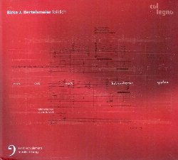 BERTELSMEIER BIRKE J. :  FOLKLICH  (COL-LEGNO)

Se si volesse definire la musica di Birke J. Bertelsmeier si dovrebbe parlare di caratterizzazione: la compositrice tedesca si diverte in tutte le sue opere ad inventare singolari figure musicali ed a giocare con il doppio senso. Questi espedienti, come si pu notare in Folklich, suo ultimo album, donano allopera una vitalit elementare e spontanea che per non ha mai tempo di farsi scontata. Le composizioni di Birke J. Bertelsmeier sono infatti costruite per distruggere ogni aspettativa precedentemente creatasi, per defamiliarizzare il quotidiano e spesso per intraprendere con lascoltatore un gioco di falsi indizi che lo obbliga a prestare sempre molta attenzione alla musica. Non si deve per fraintendere tale strategia come un tentativo della compositrice di insegnare qualcosa, non sono misure pedagogiche, ma decisioni artistiche che le permettono di creare nuove ed originali soluzioni musicali. Insieme allEnsemble Modern, allArmida Quartett, al Bamberger Symphoniker ed agli eccellenti interpreti Ivanna Ternay, Lukas Maria Kuen, Julian Riem e Paul Rivinius, Birke J. Bertelmeier offre allascoltatore un album che sorprende con ogni sua nota.