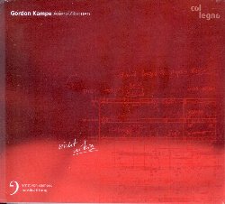 KAMPE GORDON :  ARIEN/ZITRONEN  (COL-LEGNO)

Gordon Kampe, insieme a Milica Djordjevic e David Hudry,  il vincitore del prestigioso riconoscimento attribuito nel 2016 dalla Ernst von Siemens Music Foundation ai pi interessanti e promettenti compositori che si sono distinti per il contributo offerto alla scena musicale internazionale. Arien/Zitronen  uno splendido ritratto di un compositore che, con acume e furiosa musicalit, crea amalgame sonore di straordinaria originalit. Il famoso critico letterario americano Harold Bloom ha definito la parola Einflussangst (paura dell'influenza) come la paura dell'artista per le influenze, nella sua opera, della tradizione. Bloom evoca l'immagine di un artista che  cos impaurito dal lavoro dei suoi predecessori che non riesce quasi pi ad esprimersi. La via d'uscita a questa impasse  l'eliminazione della resistenza che in senso lato corrisponde ad un patricidio. Si tratta di un concetto letterario applicabile anche alla musica contemporanea in cui molti artisti si sono voluti liberare dell'eredit dei loro predecessori. Non  cos per il compositore tedesco Gordon Kampe che non ha bisogno di ripudiare il passato per scrivere: la sua  al contrario una musica piena di influenze che vanno dalla musica classico-romantica, all'opera verista, composizioni che si nutrono di suggestioni letterarie provenienti da Petrarca e William Blake, dalle idee cinematografiche di Stanley Kubrik e Akira Kurosawa e da quelle della pittura di Diego Velazquez e Gunther Uecker. Nonostante la ricchezza di suggestioni culturali di cui  composta, la musica di Kampe non  mai ostentazione fine a se stessa che mira ad impressionare l'ascoltatore attraverso una raffinatezza artificiale. La sua musica  l'opposto:  diretta, sincera e spensierata. Lo stile compositivo di Gordon Kampe non segue un impulso ad opporsi a qualsivoglia genere musicale, ma  semplicemente il risultato di un acuto senso estetico capace di trasporre il mondo in musica, comprese contraddizioni, discrepanze ed assurdit. Niente  escluso: gli aggettivi inadeguato ed illegittimo sono estranei al metodo compositivo di questo maestro. Attraverso la grande maestria interpretativa di formazioni d'eccezione come l'Ensemble Musikfabrik, l'Ensemble I.C.E.Q., la Radio-Sinfonieorchester Stuttgart des SWR, il SWR Vokalensemble e l'Ensemble Ascolta, in Arien/Zitronen le melodie di Gordon Kampe prendono vita e regalano all'ascoltatore uno spettacolo davvero suggestivo.