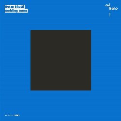 BHATTI KETAN :  NODDING TERMS  (COL-LEGNO)

Ketan Bhatti � un compositore, batterista e produttore nato a Nuova Delhi nel 1981, ma cresciuto nella cittadina tedesca di Bielefeld ed attualmente residente a Berlino dove si dedica alla creazione di musica per teatro, danza e musical. Insieme al fratello Vivan, Ketan scrive da molti anni le musiche per il gruppo breakdance berlinese Flying Steps che � ormai noto a livello internazionale. New music e groove: � pensabile, funziona, esiste? Il versatile Bhatti pensa sia possibile ed il suo nuovo album, Nodding Terms, � una fusione perfetta di musica da camera contemporanea e moderna club music. In questo nuovo progetto che contiene 13 suoi originali, Bhatti ha voluto con s� la formazione tedesco-islandese Ensemble Adapter e, nel processo di produzione, ha anche coinvolto i suoi vicini di studio Paul Frick e Jan Brauer. Tutti i musicisti, ossia Ketan Bhatti (batteria, pianoforte nelle tracce 4 e 9), Antonis Anissegos (pianoforte), Matthias Engler (percussioni), Gunnhildur Einarsdottir (arpa), Kristjana Helgadottir (flauti), Ingolfur Vilhjalmsson (clarinetto basso), Milian Vogel (clarinetto basso) ed Andreas Voss (viloncello) hanno un'ottima preparazione classica alle spalle ma, come si pu� notare ascoltando Nodding Terms, proposto sia in versione lp che cd, sono a loro agio anche con la musica pop. Il risultato finale � un disco con suggestioni elettroniche e groove asciutti che si trasformano in cangianti suoni per ensemble, un album in cui i confini di genere si dissolvono per sparire lentamente.