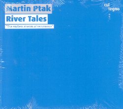 PTAK MARTIN :  RIVER TALES  (COL-LEGNO)

Il trombettista, pianista e compositore Martin Ptak ha trascorso la sua prima infanzia sul bel Danubio blu, nella piccola cittadina austriaca di Krems, porta d'accesso a Wachau, un'incantevole regione vinicola della zona. Seguendo il corso del Danubio fino a valle, si raggiunge, in circa mezz'ora, la capitale musicale di Vienna. Proprio come in questa terra acqua, musica e vino sono sempre fluiti l'uno dentro l'altro, anche nelle narrazioni musicali di Ptak vari elementi fluiscono insieme con leggerezza. River Tales, il nuovo disco del musicista austriaco,  un caleidoscopio sonoro in cui trovano spazio musica per film ed improvvisazione, memorie d'infanzia ed addii, un coro di tromboni, arazzi musicali disegnati dagli archi e splendidi motivi per pianoforte. Affiancato da un'orchestra di 10 elementi che comprende, viola, violini, violoncello, tromboni (basso, contrabbasso), tuba e tromba, il pianoforte che Martin Ptak utilizza anche in versione preparata e che viene suonato anche percussivamente,  il fulcro della formazione. Con una track list che comprende tutti originali del pianista austriaco, River Tales  una lunga ed affascinante colonna sonora che travolge e culla come l'acqua, facendo riemergere lontani ricordi ed emozioni che pensavamo di avere perso per sempre.