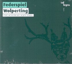 FEDERSPIEL :  WOLPERTING  (COL-LEGNO)

Conigli con le ali, scoiattoli con il becco d'anatra, serpenti con teste d'uccello... Esistono in molti luoghi queste creature miste e mitiche le cui origini sono sempre incerte: nelle montagne svizzero-francesi sono chiamate Dahu, gli aborigeni australiani le definiscono Bunyip ed in Baviera e nella vicina Austria Wolpertinger. L'ensemble di fiati austriaco Federspiel, composto da Frederic Alvarado-Dupuy (clarinetto, composizione), Simon Zoechbauer (tromba, flicorno, composizione), Philip Haas (tromba, flicorno), Ayac Iuan Jimeenez Salvador (tromba, flicorno, elettronica, voce), Matthias Werner (trombone, voce, composizione), Thomas Winalek (trombone, tromba), Roland Eitzinger (tuba) e Joachim Murnig (marimba e vibrafono), presenta al pubblico il suo ultimo progetto Wolperting che trae ispirazione da questo regno della fantasia che si trasforma in un palcoscenico mondiale musicale, brulicante di vita preternaturale. In Wolperting risuonano melodie messicane e si cantano serenate corali, appaiono ballerini diabolici ed un semplice sguardo fuori dalla finestra si trasforma in una storia che dura una vita.