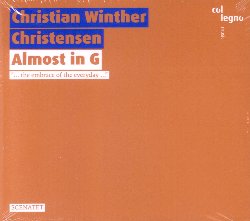 CHRISTENSEN CHRISTIAN WINTHER :  ALMOST IN G  (COL-LEGNO)

Christian Winther Christensen  un compositore danese contemporaneo che negli anni ha elaborato uno stile inconfondibile fatto di continui sconfinamenti temporali e spaziali e che prevede citazioni e note che servono a commentare ed a creare distanza ironica. Almost in G , ultimo disco del talentuoso artista, vanta una lingua inconfondibile ed un tono davvero originale. La musica illumina scorci di epoche passate, ma sostanzialmente si sofferma sul XXI secolo. Vengono suonati strumenti classici, ma servono per fare New Music. In Almost in G esistono alcuni elementi fondanti della musica classica, ma sono riarrangiati ed assemblati in modo cos originale da generare paesaggi sonori inediti che invitano all'ascolto, non importa dove ci si trovi o cosa si stia facendo. Magistralmente interpretate dall'ensemble Scenatet, una delle formazioni europee pi innovative del momento, le 16 intense composizioni di Christian Winther Christensen prendono vita e trasportano l'ascoltatore in un viaggio sonoro alla scoperta di nuove dimensioni dell'essere. La prima volta che il produttore radiofonico Peter Meanwell ascolt Almost in G disse: in questa musica c' l'ossessione per i piccoli dettagli che fanno l'essere umano, le peculiarit che ci rendono unici, le debolezze attraverso le quali si forma il carattere. E' l'abbraccio sincero della vita di tutti i giorni.