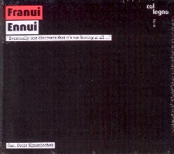 FRANUI :  ENNUI  (COL-LEGNO)

Franui  il nome di un prato da pascolo del piccolo villaggio austriaco di Innervillgraten nel Tirolo orientale, a 1402 metri sul livello del mare, ma  anche il nome di una nota banda musicale del paese che si  fatta conoscere anche all'estero per le sue particolarissime interpretazioni. Ennui, il nuovo disco della pluripremiata formazione,  un album per sconfiggere la noia che porta la band, accompagnata per l'occasione dall'intensa voce dell'attore Peter Simonischek, lontano dalla vita quotidiana, verso l'infanzia e per contrasto anche verso la fine della vita. Tuttavia il termine francese Ennui non significa semplicemente noioso, ma si riferisce piuttosto alla noia esistenziale, a quel momento nel quale l'uomo percepisce il vuoto nero e l'assurdit dell'esistenza. Il filosofo danese Soren Kierkegaard sosteneva che questo tipo di noia non potesse essere sospesa dal lavoro, ma solo dal divertimento, dall'intrattenimento, dalla distrazione, dal passatempo, dal piacere o, in termini musicali dal divertissement. In Ennui Franui ha intessuto una mirabile storia fatta di brillanti esempi di questo genere musicale, proponendo tra gli altri alcuni pezzi di Wolfgang Amadeus Mozart, Erik Satie, Robert Schumann e molti altri ancora. L'unica cosa che rimane da fare  dunque ascoltare questo disco e farsi trasportare dalla musica lontano dal tedio della vita!