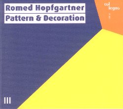 HOPFGARTNER ROMED :  PATTERN & DECORATION  (COL-LEGNO)

Il titolo dell'ultimo album del sassofonista Romed Hopfgartner, Pattern & Decoration pu sembrare un po' troppo modesto a prima vista. Ci che indica, tuttavia,  il movimento artistico della fine degli anni '70 e '80 che si occupava di combinazioni di motivi ed ornamenti astratti. L'obiettivo era quello di concentrarsi su quegli elementi che erano considerati puramente decorativi in Occidente, cos come anche sulle tecniche artigianali ad essi associate. E' dunque facile fare il paragone con la musica che si pu ascoltare in questo disco, il jazz, un genere che viene spesso liquidato come un po' polveroso o come 'musica di sottofondo' che qui viene invece celebrato in tutte le sue forme, i suoi colori e le sue possibilit. Non si tratta di strutture cerebrali, ma di belle linee tra melodie ed armonie. Pattern & Decoration  un progetto in alcune parti giocoso e trascinante, in altre godibile e rilassante. Insieme a Mahan Mirarab (chitarra elettrica), Oliver Kent (pianoforte), Dragan Trajkovski (basso), Wolfi Rainer (batteria) e Emily Stewart (voce traccia 5), Romed Hopfgartner (sax alto e soprano), compositore di tutti i brani dell'album, ha creato un mondo meraviglioso pieno di sfumature che restituisce al jazz il suo speciale splendore.