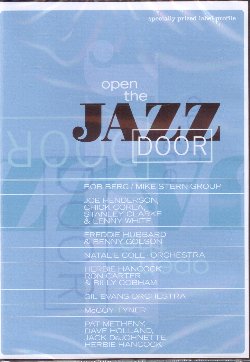 VARIOUS :  DVD / OPEN THE JAZZ DOOR  (JAZZ DOOR)

Il dvd Open the Jazz Door riunisce alcune delle pi grandi star della musica jazz, registrate live con una qualit audiovideo eccellente. Si parte con Games interpretata da Bob Berg, Mike Stern, Lincols Goines e Dennis Chambers, poi viene 500 Miles High con Joe Henderson, Chick Corea, Stanley Clarke e Lenny White, Bright con Freddie Hubbard, Benny Golson, James Williams, Peter Washington e Tony Redus, Stardust di Natalie Cole e la sua orchestra, Naima di McCoy Tyner e molte altre ancora, per un totale di oltre un'ora di eccellente musica jazz. Open the Jazz Door fa entrare a casa dello spettatore alcuni dei migliori musicisti di sempre che porteranno con s la loro musica senza tempo.