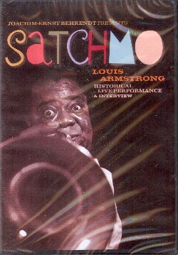 ARMSTRONG LOUIS :  DVD / SATCHMO  (JAZZ DOOR)

Uno dei pi grandi musicisti di tutti i tempi  senza dubbio Louis Armstrong: anche i giovani del XXI secolo apprezzano ancora la sua intramontabile musica. Le sue interpretazioni del gospel tradizionale americano When the Saints Go Marching In o della macabra ballata Mack the Knife di Bertold Brecht e Kurt Weil, sono rimaste nella storia. Ma Armstrong ha avuto anche la grande forza di imporsi nelle hitparade pop internazionali con brani come What a Wonderful World e con Hallo Dolly. Il dvd Satchmo propone lo spettacolo tenuto il 15 febbraio del 1959 dal grande musicista nella Beethovensaal di Stoccarda, Germania, occasione documentata per la televisione dal giornalista tedesco ed esperto di musica jazz Joachim-Ernst Behrendt. Oltre alle indimenticabili interpretazioni di Louis Armstrong di When It's Sleepy Time South, C'est Si Bon, Someday, Gerry, Nobody Knows the Trouble I've Seen e When the Saints Go Marching In, il dvd Satchmo propone anche un'interessante intervista a Behrendt che commenta la serata ed il talento del grande interprete.