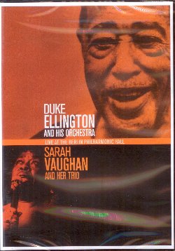 ELLINGTON DUKE / VAUGHAN SARAH :  DVD / LIVE AT THE BERLIN PHILHARMONIC HALL  (JAZZ DOOR)

Duke Ellington  l'incarnazione dell'eleganza e della raffinatezza perfettamente intrecciate con il jazz ed il blues. Compositore, pianista e direttore d'orchestra, Duke Ellington  ancora oggi uno degli artisti pi amati della storia del jazz. Sarah Vaughan la 'Divina', come veniva soprannominata, possiede un timbro di voce, una tessitura, una tecnica, una dizione ed un senso ritmico che impongono un rispetto assoluto e disarmano ogni senso critico. Il dvd Live at the Berlin Philharmonic Hall propone la registrazione di alcune splendide interpretazioni dei due artisti effettuate live durante i Berliner Jazztage del 1969. La prima parte del dvd  dedicata ad Ellington ed alla sua orchestra che vengono immortalati nell'esecuzione di alcuni standard jazz tra i quali Things Are Not What They Used to Be, Moon Indigo e Mack the Knife. La seconda parte  invece dedicata a Sarah Vaughan che, insieme al suo trio, interpreta Clear Days, 'Scat' Blues, Misty, I Cried for You, My Funny Valentine e All of Me. Live at the Berlin Philharmonic Hall regala una serata di grande ed intramontabile jazz.