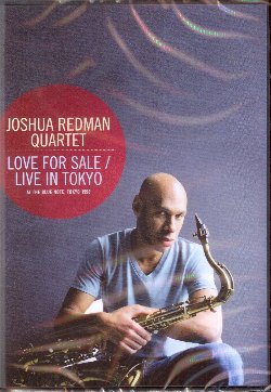 REDMAN JOSHUA :  DVD / LOVE FOR SALE - LIVE IN TOKYO  (JAZZ DOOR)

Figlio del noto sassofonista Dewey Redman, Joshua Redman era considerato, soprattutto verso la fine degli anni '90, la quintessenza del sax tenore, nonch uno dei pochi giovani musicisti a meritare davvero le ottime critiche che apparivano sui media. Tra i tanti virtuosi perfezionisti neotradizionali, Redman si  fatto notare come musicista capace di unire la sua esuberanza giovanile insieme ad una tecnica brillante, un'espressivit matura ed una potente profondit emotiva, smarcandosi in questo modo dai suoi mentori Elvin Jones, Jack DeJohnette, Paul Motion e Charlie Haden. Il dvd Love for Sale - Live in Tokyo propone la registrazione live del concerto tenuto da Joshua Redman al Blue Note di Tokyo nel gennaio del 1998, periodo in cui la carriera del musicista stava vivendo un momento d'oro. Love for Sale - Live in Tokyo presenta alcuni originali del sassofonista interpretati in modo eccellente dal quartetto dello stesso formato da Aaron Goldberg (pianoforte), Reuben Rogers (basso), Gregory Hutchinson (percussioni) e naturalmente da Redman ai sassofoni.