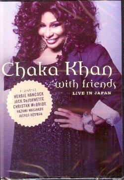 KHAN CHAKA :  DVD / WITH FRIENDS - LIVE IN JAPAN  (JAZZ DOOR)

Nata nel 1953 a Chicago, Chaka Khan si un al gruppo funky Rufus all'inizio degli anni '70. Mentre la maggior parte delle vocaliste rimaneva discreta e quasi in penombra, Chaka Khan svilupp una presenza scenica energica, sensuale ed oltremodo suggestiva che non passava sicuramente inosservata. La prima canzone a decretare il suo successo ed a farla diventare il fulcro dei Rufus fu Tell Me Something Good (1974) scritta per lei da Steve Wonder. Non fu dunque una sorpresa che nel 1978 la vocalista lasci la band e pubblic il suo primo singolo da solista I'm Every Woman, subito hit internazionale, seguita da altri grandi successi come Ain't Nobody, I Feel For You e tanti altri ancora. Il dvd With Friends - Live in Japan propone la registrazione del concerto tenuto dalla cantante il 24 agosto del 2003 all'Ajinomoto Stadium di Tokyo. Al suo fianco sul palco ci sono musicisti eccezionali come Herbie Hancock (pianoforte), Jack DeJohnette (percussioni), Christian McBride (basso), Kazumi Watanabe (chitarra) e Joshua Redman (sassofono). With Friends - Live in Japan offre una serata di grande musica con vera icona del panorama musicale soul e funk internazionale.