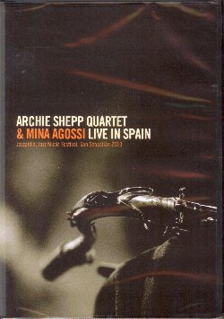 SHEPP ARCHIE & AGOSSI MINA :  DVD / LIVE IN SPAIN  (JAZZ DOOR)

La fama internazionale del sassofonista americano Archie Shepp non ha bisogno di troppe presentazioni: basti dire che  uno degli ultimi giganti del jazz del XX secolo, la cui creativit libera ed indipendente lo ha condotto ben oltre i confini della musica. Grande studioso dell'essenza della musica afro-americana e del blues, Archie Shepp si  anche sempre contraddistinto per il suo costante impegno politico. Dopo aver collaborato con molti musicisti, da circa 10 anni Archie Shepp si  artisticamente unito all'eccellente cantante francese Mina Agossi. Con la voce della cantante sempre pronta a spingersi verso nuovi ed incontaminati paesaggi musicali e le note del potente sax di Shepp, il duo ha creato album non dogmatici che fondono blues, rock e free jazz, dando vita ad un mix di straordinaria freschezza. Live in Spain propone la registrazione live del concerto che i due artisti hanno tenuto al Jazz Music Festival di San Sebastian, Spagna, il 24 luglio del 2010. Insieme ad Archie Shepp e Mina Agossi, sul palco ci sono anche Tom McClung (pianoforte), Michel Benita (contrabbasso) e Steve McCraven (percussioni). Live in Spain documenta il concerto di due artisti anticonvenzionali, desiderosi di varcare i confini di qualsiasi genere musicale.