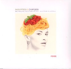 FRESU PAOLO & SOSA OMAR :  FOOD  (TUK MUSIC)

Food e` cibo. Cibo per il corpo ma anche per l'anima. Cibo e` anche arte. Gli ingredienti base di questo disco sono un trombettista sardo, Paolo Fresu, e un pianista cubano, Omar Sosa, ma ci sono alcuni importanti ingredienti di contorno che sono le voci della cantante sudafricana Indwe (tracce 1, 9, 12), del rapper newyorkese Kokayi (traccia 6) e di Cristiano De Andr (traccia 4), oltre al percussionista americano Andy Narell che suona lo steel pan (traccia 3) e al brasiliano Jaques Morelenbaum al violoncello (tracce 4, 7, 9). Racconta Paolo Fresu: Per un intero anno sono stati registrati i suoni di cantine e ristoranti oltre le voci di chi in questi luoghi vi lavora: suoni meccanici di presse e delicati tintinnii di calici, l'olio che frigge, il vino versato in un bicchiere o un coltello che taglia una carota oltre alle voci narranti in lingua italiana, sarda, friulana, spagnola, francese, inglese, giapponese. Tutto cio` diventa la colonna sonora di Food laddove i suoni, debitamente tagliati, equalizzati e messi in loop, fungono da basi per le varie composizioni originali scritte da me e da Omar oltre alla canzone A Cimma di Fabrizio de Andre, unica cover dell'album. L'immagine di copertina e` del Fantasy Researcher Diego Cusano e il viso della donna con in testa un cappello di spaghetti al pomodoro mette assieme l'anima italiana con quella cubana. Food vuole ovviamente indagare sul piacere del gusto, della convivialita`, della scoperta e del dialogo ma anche sull'importanza di una sana alimentazione oltre che riflettere sulla situazione globale del cibo nel pianeta e sulla sua precaria sostenibilita`. Discograficamente parlando, Food e` un cd e un doppio vinile oltre ad una serie di video che, raccontando la genesi di questo lavoro, ne fotografano il processo di realizzazione attraverso il racconto dei numerosi protagonisti che lo fanno vivere. Esistono formazioni in grado di cambiare, oggi, il modo di sentire la musica. Quando parliamo del duo composto da Paolo Fresu e Omar Sosa, per sentire non intendiamo soltanto il mero ascolto, ma una questione di cuore, anima, empatia. E' ormai una delle formazioni piu` conosciute e amate, sia in Italia che all'estero, capace di creare ponti sonori e concettuali tra due mari e due continenti e di affinare, disco dopo disco e concerto dopo concerto, la propria proposta musicale.