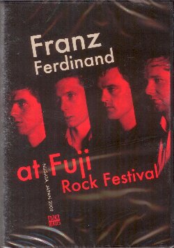 FRANZ FERDINAND :  DVD / AT FUJI ROCK FESTIVAL  (ROCK HEROES)

I Franz Ferdinand sono un gruppo indie rock scozzese, di Glasgow, nato nel 2003 e sono senza dubbio uno dei gruppi inglesi di indie rock pi noto dall'inizio del millennio. Alex Kapranos (voce, chitarra), Bob Hardy (basso), Nick McCarthy (voce, chitarra, tastiere) e Paul Thomson (cori, batteria) tengono i loro tour preferibilmente nelle arene in quanto il loro brillante mix post-rock/new wave molto ballabile funziona particolarmente bene dal vivo. Sin dal loro album di esordio del 2004, con il singolo Take Me Out che vendette un milione di copie ricevendo il disco di platino, i quattro ragazzi di Glasgow curano molto la loro immagine di cool rocker, vestendo in modo impeccabile e suonando in maniera superba. At Fuji Rock Festival propone la registrazione live del concerto che i Franz Ferdinand hanno tenuto al Fuji Rock Festival di Niigata, Giappone, il 28 luglio del 2006. Con veri e propri inni come Take Me Out, This Fire, Walk Away, The Fallen e tanti altri ancora, il dvd di casa Rock Heroes regala al pubblico un'imperdibile serata di splendido indie rock.