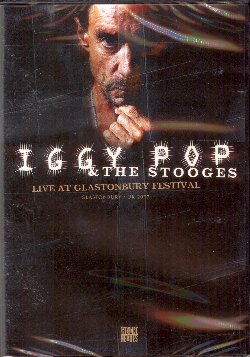 POP IGGY :  DVD / LIVE AT THE GLASTONBURY FESTIVAL  (ROCK HEROES)

I fans hanno dovuto attendere per molto tempo la reunion della leggendaria band di Detroit The Stooges. Intanto Iggy Pop nel 2002 compose 4 canzoni insieme ai fratelli Asheton e tutti i brani entrarono a far parte dell'album Skull Ring. Nel 2003 segu una riunificazione degli Stooges, prima nel mercato americano e poi anche in quello europeo. Che tra i vecchi ragazzi le cose si fossero ormai aggiustate  dimostrato dalla pubblicazione dell'album The Weirdness del 6 marzo del 2007. Mentre Iggy Pop raccoglieva i meriti con la sua vecchia band, contemporaneamente festeggiava il suo sessantesimo compleanno nell'aprile del 2007. Ma l'avanzare dell'et non ferm neanche per un istante l'energia creativa e artistica del padrino del punk ed il tour che segu con The Stooges, ne  la pratica dimostrazione. Il dvd Live at the Glastonbury Festival propone la registrazione live del concerto che la band riunita tenne a Glastonbury, Inghilterra, nel giugno del 2007. Iggy Pop irradia un'energia incredibile: non c' nulla che potesse fermare il vecchio ragazzaccio a dare vita a nuovi e trionfali show in Europa e negli Stati Uniti.