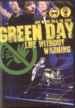 GREEN DAY :  DVD / LIFE WITHOUT WARNING  (STORM)

I Green Day sono un gruppo pop punk americano nato a Berkeley nel 1987 e composto da Billie Joe Armstrong (chitarra, voce), Frank Edwin Wright III detto Tr Cool (percussioni) e Michael Ryan Pritchard detto Mike Dirnt (basso). Il dvd Life Without Warning propone alcune registrazioni effettuate durante il concerto Live Without Warning del 1999 in America ed altre effettuate al V Festival del 1999 in Inghilterra. Dopo una breve introduzione, il dvd si apre con Minority, grande successo della band che inneggia all'individualit e di cui Billie Joe Armstrong disse Minority parla dell'essere un individuo. Si prosegue con una carrellata di brani che hanno fatto la storia della band come Hitchin' a Ride, Welcome to Paradise o Good Riddance, oltre a Blitzkrieg Bop dei Ramones che i Green day suonarono anche nel 2002 alla loro cerimonia d'ingresso nella Rock and Roll Hall of Fame. Life Without Warning  un dvd che racconta la storia di una band sensazionale che ha anche il grande merito di aver sempre messo a disposizione il successo ottenuto a favore di varie problematiche sociali.