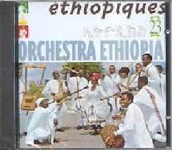 ORCHESTRA ETHIOPIA :  ETHIOPIQUES 23  (BUDA)

La storia dell'Orchestra Ethiopia (1963-1975)  inusuale e assai interessante per pi di una ragione. Proprio mentre la musica moderna stava raggiungendo il picco, sia per popolarit che per qualit artistica, l'Orchestra Ethiopia, grazie al suo lavoro, riusc a ridare legittimit alla musica tradizionale, che gli swinganti anni '60 avevano relegato in secondo piano. Infatti tra il colpo di stato del dicembre 1960 e la rivoluzione del 1974 l'Etiopia stava, all'insaputa del mondo, vedendo la fine di un lunghissimo impero e un'esplosione musicale senza precedenti, una vera et dell'oro. Il successo dell'iniziativa dell'Orchestra pu essere attribuito alla lungimiranza e all'entusiasmo di alcuni stranieri, in Etiopia solo per una limitato periodo di tempo: prima di tutto, il compositore, musicista e musicologo egiziano Halim El-Dabh, e poi i due volontari dei corpi di pace americani, John Coe e Charles Sutton. Solo nel 1966 l'Orchestra Ethiopia trov il suo definitivo mentore in Tesfaye Lemma. Orchestra Ethiopia era molto di pi di un ensemble di musica tradizionale: importante fu il suo ruolo di preservatrice di culture musicali, come quella delle province meridionali scarsamente esplorate fino ad allora. Ethiopiques 23 raccoglie molti brani inediti. Tutti dimostrano un'apertura mentale e una creativit che nasce da un'idea moderna di tradizione, vista non come qualcosa di fisso e rigido, ma come un flusso inarrestabile che unisce il passato alle istanze pi nuove. Ci che noi chiamiamo tradizione non  qualcosa di iscritto nella pietra. Non  nient'altro che l'ultima incarnazione, il pi recente flash nella memoria di una cultura in movimento perenne che non smette mai di evolversi e di fagocitare gli stati precedenti di quella stessa cultura. L'Orchestra Ethiopia rappresenta perfettamente tale flusso costante.