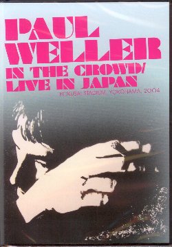 WELLER PAUL :  DVD / IN THE CROWD - LIVE IN JAPAN  (CRIME CROW)

Paul Weller  un cantante, chitarrista e compositore inglese, leader, in tempi diversi, dei Jam e degli Style Council con cui ha scritto due rispettabili capitoli della storia del rock. Nel 1991 Weller ha intrapreso la carriera da solista e oggi viene considerato uno dei maggiori esponenti della cultura inglese mod, nonch padre del britpop. La sua voce profonda e roca ha plasmato eccellenti brani rock e splendide ballate in cui si sente l'influenza della chitarra folk e jazz e si nota la presenza di interessanti suggestioni funky. Gli arrangiamenti possiedono il fascino della tradizione artigianale, richiamano gli Small Faces, The Who ed i Traffic, pur rimanendo comunque molto personali e moderni. Il dvd In the Crowd - Live in Japan propone la registrazione live del concerto che Weller ha tenuto al Kokusai Stadium di Yokohama, il 24 luglio del 2004. Star come Amy Winehouse e gli Oasis citano Weller tra i propri idoli: dopo aver visto ed ascoltato In the Crowd - Live in Japan si capisce il perch.