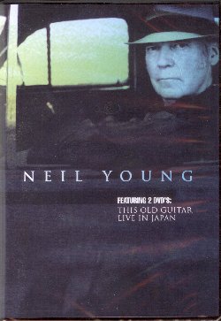 YOUNG NEIL :  DVD / THIS OLD GUITAR + LIVE IN JAPAN  (TWO FOR ONE)

Neil Young  un cowboy dell'Alabama,  il padrino del grunge, il patriarca di una famiglia di musicisti che spaziano tra Lsd, country, heavy metal e grunge-rock. Si tratta di un artista che non ha dimenticato, anche se gli anni avanzano, di essere un fuorilegge, uno che deve prendere posizione contro il mondo intero. No, quest'uomo non si pu fermare, ama il suo paese e lo provoca con dichiarazioni sul patriottismo e contro l'amministrazione Bush e con la questione essenziale circa cosa sia rimasto del sogno della generazione hippie. Quest'uomo in realt non sta invecchiando: mentre altri musicisti rock alla sua et si confinano al servizio della nostalgia del pubblico, Neil Young  riuscito ad evitare tutto questo. Lui  stato sempre pi vecchio della sua et ed  per questo che ora  pi giovane degli altri. Il doppio dvd This Old Guitar + Live in Japan propone alcune registrazioni effettuate in studio a New York nel 2005 ed altre immortalate durante il Fuji Rock Festival di Mukuni, in Giappone, nel 2001. This Old Guitar + Live in Japan regala al pubblico alcune splendide interpretazioni di Neil Young & The Crazy Horse come This Old Guitar in cui il cantautore di Toronto duetta con Emmylou Harris, The Needle and the Damage One, When God Made Me, Tonight's the Night, Goin' Home, Standing in the Light of Love e tante, tante altre ancora.