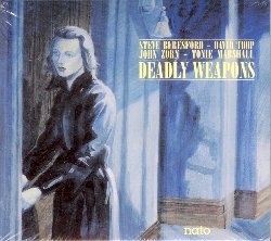 BERESFORD STEVE / TOOP DAVID / ZORN JOHN / MARSHALL TONIE :  DEADLY WEAPONS  (NATO)

Nel 1985 John Zorn tenne il suo primo concerto in Francia, in occasione del festival di Chantenay-Villedieu, con il gruppo General Strike composto da David Toop e Steve Beresford. In quei giorni Jean Rochard, illuminato produttore che negli anni '80 fond l'etichetta Nato, fece un sogno nel quale ud una voce francese che accompagnava il trio, non come cantante, ma come attrice. Il produttore raccont immediatamente il suo sogno a Steve Beresford che accett l'idea di Rochard e si mise alla ricerca di quella misteriosa voce che prese le sembianze dell'affascinate attrice Tonie Marshall. Deadly Weapons  stato pensato come la colonna sonora di un film noir che non esiste, con Marshall che canta dolcemente, evocando Maria Montez, Diana Dors e Jayne Mansfield. Deadly Weapons  uno stupendo e straziante film dell'inconscio che evoca immagini, sentimenti ed emozioni, dimostrando, se ce ne fosse bisogno, la genialit creativa dei quattro artisti.