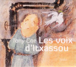 COE TONY :  LES VOIX D'ITXASSOU  (NATO)

In Les Voix d'Itxassou, il brillante sassofonista, clarinettista e compositore inglese Tony Coe rende un favoloso omaggio a 15 canti di libert provenienti da Irlanda, Francia, Cina, Russia, Eritrea, Argentina, Albania, Stati Uniti, Africa del sud, Palestina, Spagna ed Italia. Per questa occasione Coe ha riunito un'orchestra di prestigiosi musicisti provenienti da luoghi diversi e tra loro lontani come, solo per citarne alcuni, Alexander Balanescu, Marcel Azzola, Juan Jos Mosalini e Tony Hymas, oltre ai cantanti Marianne Faithfull, Jos Menese, Ali Farka Tour, Francois Fabian, Violeta Ferrer, Maggie Bell ed Abed Azri. Les Voix d'Itxassou  forse il progetto pi ambizioso di Tony Coe: l'album non solo propone una track list fatta di splendidi brani che trattano tematiche sociali, politiche e spirituali ed anche alcuni intensi testi del poeta Francis Marmonde, ma offre all'ascoltatore anche le appassionanti interpretazioni di alcuni eccellenti musicisti che insieme hanno dato voce alla paura, alla gioia, alla rabbia ed alle speranze di tanti popoli del mondo. Best seller.