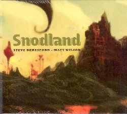 BERESFORD STEVE / WILSON MATT :  SNODLAND  (NATO)

Snodland nasce dall'incontro del pianista Steve Beresford con il percussionista Matt Wilson. La loro  una conversazione poetica piena di delicatezza e d'ironia, caratterizzata da vagabondaggi nel paese di Snodland, piccolo villaggio del Kent, dipinto dall'illustratore Daniel Cacouault nel libretto dell'album. Grazie al suo virtuosismo, Beresford alterna una finezza melodica che comprova la sua conoscenza della musica classica, con un'asprezza che conserva tutta la sua purezza. Per quanto riguarda Wilson, la sua cultura jazz molto aperta gli permette di avvicinarsi a diversi generi musicali, anche quelli pi radicali: la sua estrema musicalit agevola in questo caso il gioco contemplativo di Beresford e lo esalta. Snodland, con le note di Gerard Rauy ed una serie di fotografie di Guy Le Querrec e Sergine Laloux,  l'incontro tra due eccellenti artisti che portano avanti la tradizione del duo pianoforte/percussioni che altri musicisti prima di loro hanno sperimentato come Misha Mengelberg e Han Bennink o Paul Bley e Paul Motian.