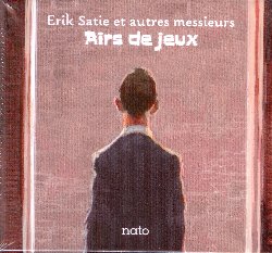 VARIOUS :  ERIK SATIE ET AUTRES MESSIEURS - AIRS DE JEUX  (NATO)

Erik Satie et Autres Messieurs - Airs de Jeux � un prezioso triplo album dedicato al geniale compositore francese, fra i best seller dell'etichetta francese. Il cofanetto si apre con la riedizione, completata da un nuovo libretto, del primo grande successo dei dischi Nato Sept Tableuax Phoniques - Erik Satie con musiche composte ed interpretate da Steve Beresford, Tony Coe, Robert Cornford, Lol Coxhill, Alan Hacker, David Holland e Phil Wachsmann. Si procede poi con la prima edizione di Trois Sarabandes et Six Gnossiennes interpretata al pianoforte da Ulrich Gumpert e si chiude con il bonus inedito, unicamente disponibile in questo cofanetto, Correspondances Erik Satie Claude Debussy con Tony Hymas che al pianoforte racconta la complessa amicizia che legava i due musicisti. Erik Satie et Autres Messieurs - Airs de Jeux � inoltre arricchito dalle illustrazioni di Daniel Cacouault.