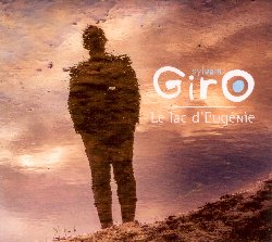 GIRO SYLVAIN :  LE LAC D'EUGENIE  (NATO)

Originale esponente della scena musicale francese, Sylvain GirO rappresenta nelle sue opere un universo musicale fatto di molteplici influenze tra le quali il rock, la musica popolare e l'improvvisazione. L'ultima creazione dell'artista  uno spettacolo musicale intitolato Le Lac d'Eugenie in cui si alternano canzoni da lui stesso scritte insieme ed alcune di altri autori e ad un racconto scritto da GirO insieme a Nicolas Bonneau. Il disco Le Lac D'Eugenie propone 10 brani tratti dallo spettacolo ed interpretati dalla voce di GirO insieme a Julien Padovani (tastiere, fisarmonica), Erwan Martinerie (violoncello) e Jean-Marie Nivaigne (batteria). Al gruppo si uniscono poi alcuni importanti ospiti come il flautista Erwan Hamon ed il chitarrista Laurent Rousseau, oltre al genio inglese Tony Hymas che ha partecipato alla composizione di alcuni brani dell'album e per il quale GirO scrisse invece le parole di alcuni brani dell'album Chroniques de Resistance. Le Lac d'Eugenie racconta con toni delicati uno spaccato del mondo: le dieci canzoni sono 10 perfetti microcosmi che svelano all'ascoltatore alcune facce della realt, ma anche alcune sfumature del sogno.