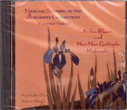 ANAHATA CHOIR / SINGH AVTAR :  HEALING SOUNDS OF THE ANCIENTS VOL. 3  (INVINCIBLE)

Il terzo volume della fortunata serie Healing Sounds of the Ancients propone due splendidi mantra, entrambi usati nella pratica del tantra yoga bianco, una meditazione di coppia tipica del kundalini yoga. Il primo  Ardas Bhaee, in cui le eteree parti vocali interpretate dal celestiale coro femminile Anahata Choir con l'accompagnamento di un'orchestra, induce nell'ascoltatore un forte senso di pace interiore. Si crede che l'antico mantra sia la preghiera che risponde a tutte le preghiere ed a proposito di esso Yogi Bhajan disse: Se lo canti, automaticamente la tua mente, il tuo corpo e la tua anima si uniscono e senza dire quello che vuoi, il desiderio della vita viene esaudito. Il secondo mantra  Har Har Gobinde Mukande, canto devozionale che viene ritenuto capace di far s che il Creatore aiuti il fedele. Interpretato dall'ammaliante voce di Avtar Singh sull'allegro ritmo di una marimba, questa seconda traccia  trascinante e coinvolgente. Parlando del mantra Har Har Gobinde Mukande Yogi Bhajan disse: Questo mantra serve a far concentrare la mente sulla prosperit ed il potere. Le opportunit arriveranno. La ricchezza arriver.... Healing Sounds of the Ancients vol. 3  un album che stimola l'ispirazione, rilassa e porta anche un p di leggerezza con i ritmi latini della sua seconda traccia.