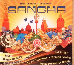 LEINBACH BEN :  SANGHA  (WHITE SWAN)

Nel campo della musica devozionale il produttore Ben Leinbach  considerato una vera istituzione: nel corso della sua fruttuosa carriera ha realizzato album di grande successo, collaborando con alcune delle voci migliori del panorama musicale devozionale di tradizione orientale come Snatam Kaur e Deva Premal. Il talentuoso produttore americano ritorna in scena e presenta Sangha, una splendida raccolta di nuove registrazioni, realizzate da alcuni dei migliori interpreti di mantra: Jaya Lakshmi, Jai Uttal, Mukti, Donna De Lory, Prajna Vieira, David Newman e naturalmente Deva Premal con Miten e Snatam Kaur. Lalbum di casa White Swan propone freschi ed attuali arrangiamenti di sacri canti devozionali che trasportano lantico potere del mantra nel mondo moderno. I suggestivi paesaggi sonori composti da Leinbach fanno da cornice alle voci ammalianti dei suoi artisti, dando vita ad un album che stimola lintrospezione e trasmette forza interiore. Ideale sottofondo per la pratica dello yoga, Sangha  loccasione giusta per conoscere alcuni dei migliori interpreti al mondo di canto devozionale.