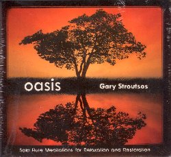 STROUTSOS GARY :  OASIS  (WHITE SWAN)

Le musiche di Oasis, del flautista Gary Stroutsos, sono state registrate in un'unica ripresa, usando solo un flauto basso d'argento e diversi flauti ad imboccatura semplice del sud-est americano. Per la creazione dell'album, Stroutsos si  lasciato ispirare non solo dai suoi personali paesaggi interiori, ma anche da diverse tradizioni religiose e dalla natura circostante. Oasis  una raccolta di poemi in musica, una celebrazione dell'universo mistico e del mondo naturale che si palesa nel delicato canto delle onde dell'oceano presente nel brano Forgotten Seas, un album che offre una tregua dalla cacofonia della vita moderna e che crea per l'ascoltatore un'incontaminata oasi di benessere. Le nove tracce dell'album di casa White Swan sono una colonna sonora perfetta per raffinati centri benessere, ma anche il sottofondo musicale ideale per prendersi una pausa dopo una lunga e stressante giornata di lavoro.