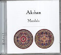 AKSHAN :  MANDALA  (EVOLUTION)

Spinto dall'attrazione per le antiche culture orientali e dal desiderio di conoscere e scoprire il Suono, inteso in senso totale nel suo duplice aspetto, spirituale e terapeutico, il virtuoso polistrumentista Akshan ('il Sole e la Luna'), alias del genovese Enzo Placanica, si  recato in India per perfezionare la pratica di strumenti tradizionali come il santur (originario del Kashmir e consistente in una cassa armonica trapezoidale su cui sono montate 109 corde sostenute da 40 ponticelli), il flauto bansuri (flauto traverso di bamb) e il dilruba (strumento cordofono ad arco originario dell'Asia centrale); ha poi approfondito la conoscenza della musica tibetana a Dharamsala (India), la citt che ospita l'esilio del Dalai Lama, ed a Boudhnath in Nepal presso il monastero Sakya, utilizzando strumenti come le tibetan singing bowls e il dung-chen (la lunga tromba telescopica tradizionalmente suonata dai monaci). Mandala  un album straordinario in grado di entusiasmare quanti amano perdersi nelle incantevoli tessiture del subcontinente indiano. E' articolato in dodici movimenti, indicati semplicemente con i rispettivi numeri romani, ed  un lavoro unitario in cui anche le pause ed i silenzi hanno un significato preciso. I suoni lontani di santur, flauto bansuri, swaramandala e dilruba sono accompagnati dalle incantevoli risonanze tibetane di trombe telescopiche, singing bowls, ding-sha, drilbu e gong.