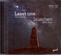 SONAT VOX :  LASST UNS LAUSCHEN  (ANIMATO)

Nata nella primavera del 2015 e finanziata dall'Ordine di San Lazzaro, la formazione Sonat Vox, composta da cantanti maschi tra i 18 ed i 23 anni, tiene concerti in tutta la Germania con cui sostiene le benefiche cause dei Lazzariti. Il line-up dell'ensemble  molto variagato in quanto comprende tenori, bassi e contraltisti e questo la rende una formazione unica in termini di profondit vocale, capace di interpretare un repertorio che comprende un lasso di tempo che va dal Rinascimento fino ai nostri giorni. A capo dei Sonat Vox c' il suo giovane e talentuoso direttore e fondatore Justus Merkel, nato ad Ansbach nel 1996 e formatosi artisticamente all'interno del rinomato Windsbacher Knabenchor diretto da Karl-Friedrich Beringer e con i preziosi insegnamenti del Prof. Hans-Christoph Rademann dell'universit Carl-Maria Von Weber di Dresda. Nel suo ultimo progetto intitolato Lasst Uns Lauschen la formazione si esibisce insieme all'ensemble Motley Brass, eccellente quintetto di fiati composto da Alexander Kirn (tromba), Andreas Spannbauer (tromba), Marc Gruber (corno), Gerhard Lederer (tromba) e Christoph Schneider (tuba). Lasst Uns Lauschen propone vibranti brani di musica mistica e religiosa, ideali come colonna sonora per il periodo natalizio, interpretati da musicisti eccellenti dotati di una straordinaria sensibilit.