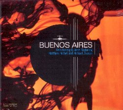 KANZIG HEIRI :  BUENOS AIRES  (NEUKLANG)

Con Buenos Aires il quintetto di Heiri Knzig propone all'ascoltatore una splendida fusione di melodie europee ed argentine. Guidati da Heiri Knzig al contrabbasso, la stella nascente del bandoneon Michael Zisman, il flicornista Matthieu Michel, il giovane e talentuoso pianista Urs Bollhalder ed il percussionista Lionel Friedli intessono le proprie linee musicali ispirandosi a vicenda e creando una rete musicale impregnata di malinconia ed intensit. L'armonia delle composizioni dal gusto jazz che sembra strizzare l'occhio ad un ideale sonoro impressionista, i toni caldi dell'eccellente bassista ed il gioco ritmico del percussionista fanno continuamente ribollire la musica, facendo di Buenos Aires un album che dona al jazz europeo una ventata di fresca aria argentina.