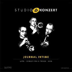 JOURNAL INTIME :  STUDIO KONZERT  (NEUKLANG)

La serie Studio Konzert di casa Neuklang propone dischi audiophile in vinile vergine da 180 gr., registrati in presa diretta completamente in analogico e presentati in edizione limitata e numerata in una elegante confezione. La sala di registrazione degli studi Bauer  un luogo che ha ispirato molti eccellenti musicisti che hanno avuto il privilegio di utilizzare lo splendido pianoforte da concerto Steinway & Sons D-274 con il quale Keith Jarrett interpret alcune delle sue meravigliose melodie. Il primo volume di questa prestigiosa serie di casa Bauer vede come protagonisti il trio jazz Journal Intime, composto da Sylvain Bardiau (tromba), Frederic Gastard (sax basso), Matthias Mahler (trombone), insieme ai prestigiosi ospiti Marc Ducret (chitarra elettrica) e Vincent Peirani (fisarmonica). Trio jazz  tuttavia una definizione un po' limitante per un combo che nella sua musica prevede anche impalpabili sfere sonore atonali e violenti suoni dal gusto minimalista. Gli 80 spettatori presenti al momento della registrazione nella Studiosaal I di Ludwigsburg, erano sbalorditi dalla pienezza del suono e dalla sintonia che univa i cinque musicisti nell'interpretazione dei tre lunghi originali firmati da Frederic Gastard ed arrangiati per l'occasione dai Journal Intime. Coloro che amano la purezza e la naturale bellezza del suono non dovrebbero proprio perdersi il primo volume di una serie audiophile veramente insuperabile.