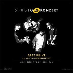 EAST DRIVE :  STUDIO KONZERT  (NEUKLANG)

La serie Studio Konzert di casa Neuklang propone dischi audiophile in vinile vergine da 180 gr., registrati in presa diretta completamente in analogico e presentati in edizione limitata e numerata in una elegante confezione. La sala di registrazione degli studi Bauer  un luogo che ha ispirato molti eccellenti musicisti che hanno avuto il privilegio di utilizzare lo splendido pianoforte da concerto Steinway & Sons D-274 con il quale Keith Jarrett interpret alcune delle sue meravigliose melodie. Il nuovo volume della serie  dedicato all'ensemble East Drive, composto da Vitaliy Zolotov (chitarre), Philipp Bardenberg (basso), Bodek Janke (percussioni) e Vadim Neselovskyi (pianoforte, voce). Nel disco emergono le radici est-europee del quartetto, con brani originali dei musicisti della formazione, che dipingono paesaggi che si trovano da qualche parte tra Russia ed i Balcani. Gli East Drive propongono sonorit jazz-rock con un accattivante gusto balcanico, musiche molto varie che spesso sono potenti e vigorose, ma che, in qualche parte, si fanno pi dolci. Con una registrazione di altissima qualit che non ammette effetti o trucchi sonori, Studio Konzert offre le stesse intense emozioni di un concerto dal vivo.