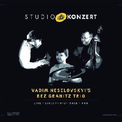 NESELOVSKYI VADIM :  STUDIO KONZERT  (NEUKLANG)

La serie Studio Konzert di casa Neuklang propone dischi audiophile in vinile vergine da 180 gr., registrati in presa diretta completamente in analogico e presentati in edizione limitata e numerata in una elegante confezione. La sala di registrazione degli studi Bauer  un luogo che ha ispirato molti eccellenti musicisti che hanno avuto il privilegio di utilizzare lo splendido pianoforte da concerto Steinway & Sons D-274 con il quale Keith Jarrett interpret alcune delle sue meravigliose melodie. Vadim Neselovskyi ed il suo Bez Granitz Trio hanno registrato il loro disco Studio Konzert il 14 agosto del 2013. In russo 'bez granizt' significa senza confini: in effetti, Neselovskyi  stato sempre affascinato dai confini, perch permettono di scoprire la libert. Con Alex Morsey uno dei contrabbassisti tedeschi attualmente pi richiesti e l'eccellente percussionista Bodek Janke, Neselovskyi (pianoforte, armonica) si  assicurato due interpreti ideali con cui esplorare il rapporto tra forma e libert, a cavallo tra jazz e sperimentazione. Le 6 tracce del disco, di cui 4 originali di Neselovskyi, sono splendidi quadri sonori, valorizzati da una registrazione che offre sonorit dirette, che piaceranno moltissimo a coloro che sono alla ricerca di sonorite dirette, non stemperate e che restituiscono le emozioni di un'esperienza live.