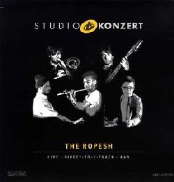 THE ROPESH :  STUDIO KONZERT  (NEUKLANG)

La serie Studio Konzert di casa Neuklang propone dischi audiophile in vinile vergine da 180 gr., registrati in presa diretta completamente in analogico e presentati in edizione limitata e numerata in una elegante confezione. La sala di registrazione degli studi Bauer  un luogo che ha ispirato molti eccellenti musicisti che hanno avuto il privilegio di utilizzare lo splendido pianoforte da concerto Steinway & Sons D-274 con il quale Keith Jarrett interpret alcune delle sue meravigliose melodie. The Ropesh, ossia Lorenzo Colocci (flauto, elettronica), Marcus Franzke (trombone), Apollonio Maiello (pianoforte), Filippo Macchiarelli (contrabbasso) e Mathis Grossmann (batteria, elettronica), sono una band italo-tedesca che ama spingersi verso la sperimentazione per proporre un jazz elettronico molto interessante. Sin dalle prime note di Studio Konzert, disco registrato l'11 settembre del 2013, si percepisce tutta la carica energetica di questo ensemble. Grazie alle multiformi radici stilistiche dei singoli musicisti, The Ropesh propongono 6 brani, cinque dei quali composti da Colocci e uno da Grossmann, che fondono jazz, elettronica, hip-hop, pop, rock e qualche suggestione latina. Ancora una volta Studio Konzert propone allo spettatore un'esperienza musicale audiophile tutta da godere.